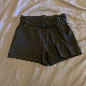lululemon On The Fly Shorts 2.5”